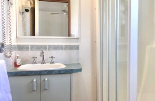 Alexandra Cabin | Alexandra Parklife. Studio 5