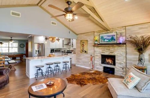 Higden House | Lakeside Retreat on 10 Secluded Wooded Acres