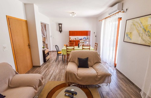 Veli Iz House | Serene Holiday Home in Veli Iž with Fenced Garden