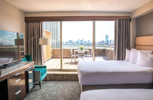 MIT House | King Room at a 4⭐️ Hotel