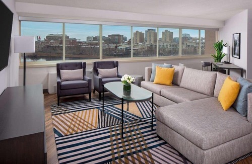 MIT House | King Room at a 4⭐️ Hotel