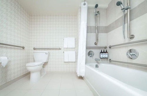 MIT House | King Room at a 4⭐️ Hotel