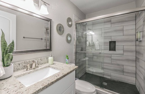 Arlington Apartment | Cozy 2BR Farmhouse Apt - Sleeps 8 - FREE Parking!