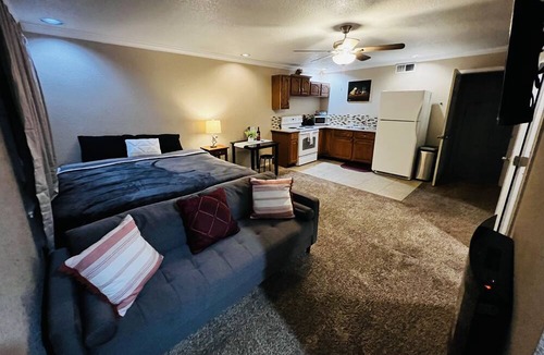 Roseville Apartment | Modern Studio With Full Kitchen & Bathroom