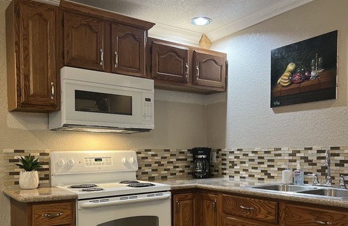 Roseville Apartment | Modern Studio With Full Kitchen & Bathroom