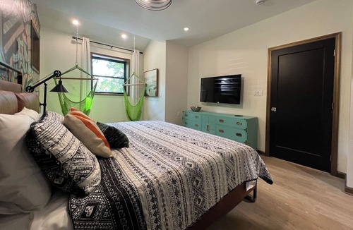 Buechel Apartment | Funky and fun, secret room, board games. Sleeps 5