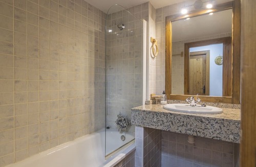 Esterri D'Aneu Apartment | Apartment 'Suites Spain Playa - Vaqueira' with Wi-Fi and Air Conditioning