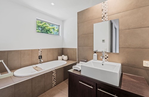 East Bendigo House | Top End Poolside Perfect Holiday Home