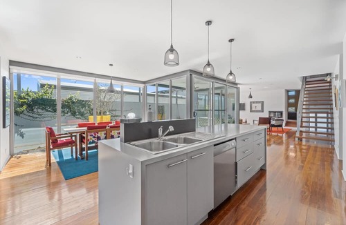 East Bendigo House | Top End Poolside Perfect Holiday Home