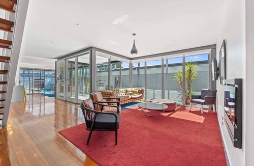 East Bendigo House | Top End Poolside Perfect Holiday Home