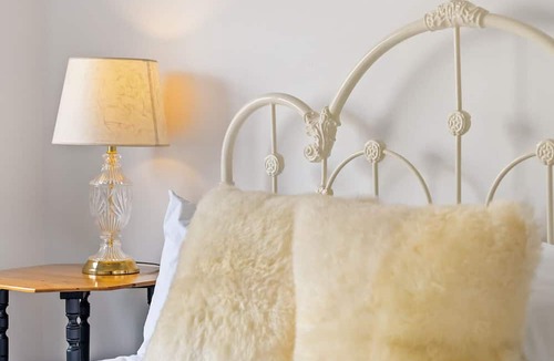 Bendigo House | Wattle Gem Townhouse with Free WiFi