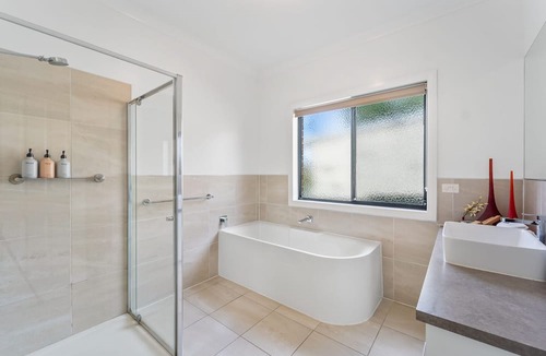 Bendigo House | Wattle Gem Townhouse with Free WiFi