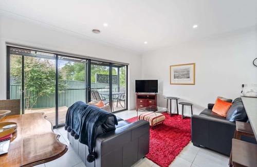 Bendigo House | Wattle Gem Townhouse with Free WiFi