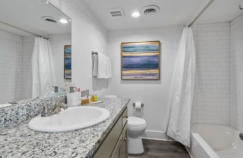 Forest Park Apartment | Modern Apt. close to Restaurants - Highland Golf