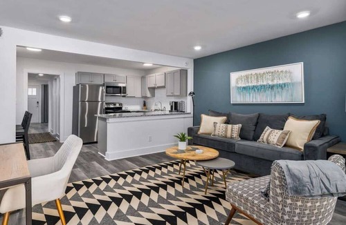 Forest Park Apartment | Modern Apt. close to Restaurants - Highland Golf