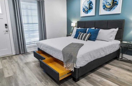 Forest Park Apartment | Modern Apt. close to Restaurants - Highland Golf