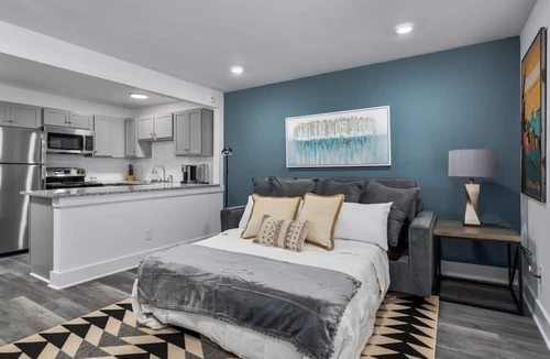 Forest Park Apartment | Modern Apt. close to Restaurants - Highland Golf