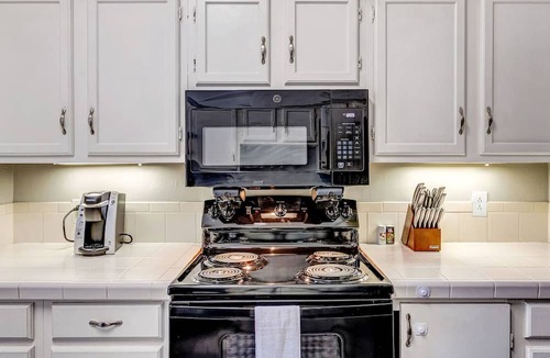 Green Hills Apartment | Modern Apartment in Prime Location (ID9248)