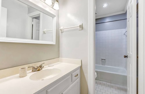 Green Hills Apartment | Modern Apartment in Prime Location (ID9248)