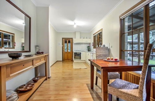 Mount Dandenong Cabin | Jacuzzi in 7 Acre Rain Forest Paradise