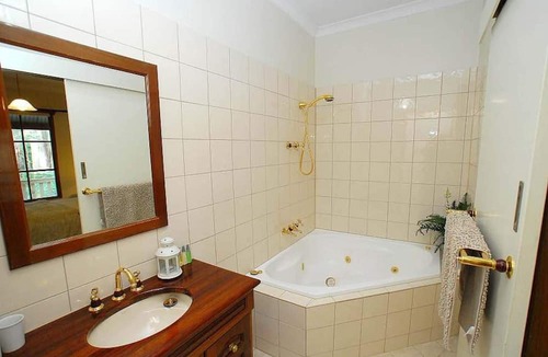 Mount Dandenong Cottage | Spa Cottage in 7 acre Rain Forest Paradise