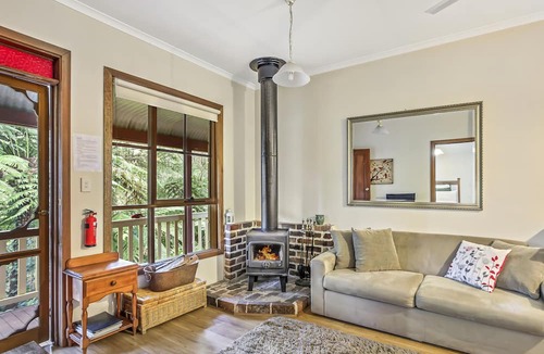 Mount Dandenong Cottage | Spa Cottage in 7 acre Rain Forest Paradise