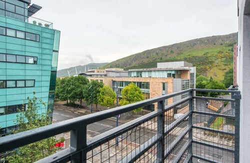 Old Town Apartment | Royal Mile & Arthur's Seat Apt with Private Parking