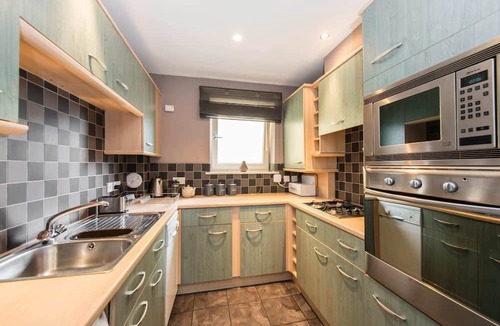 Old Town Apartment | Royal Mile & Arthur's Seat Apt with Private Parking