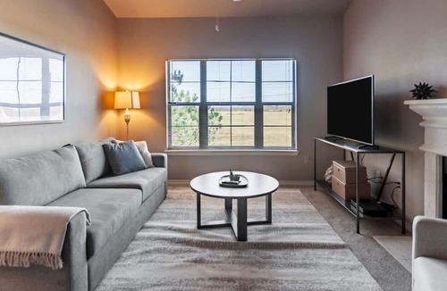 Bentonville Apartment | Modern Apartment in Prime Location (ID8347X53)