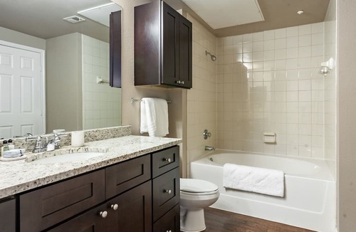 Bentonville Apartment | Modern Apartment in Prime Location (ID8347X53)