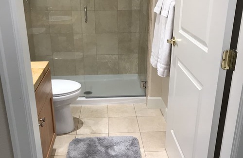 Bainbridge Island Condo | Walkable Location with Rooftop Deck and Sauna - Cascade
