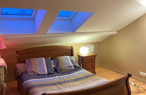Marnes-la-Coquette Bed & Breakfast | Bedroom with private bathroom in a bungalow near Paris