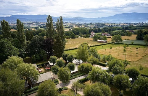 Les Abrets en Dauphine Ski Chalet | Luxe 5 Pers Villatent at family campsite Le Coin Tranquille in the French Alps