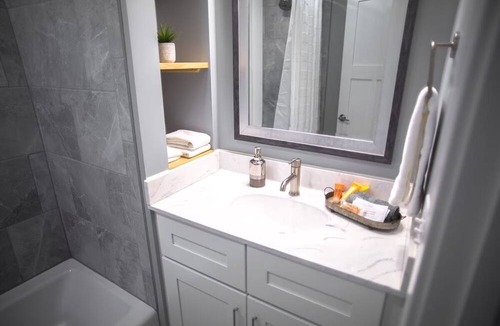 Bridgman House | Spacious Downtown Suite Close to Beach-Silver suite #1