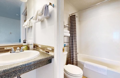 Lincoln City Apartment | Upper-Floor Oceanview Studio, Perfect for Couples - Free WiFi, Dogs Allowed