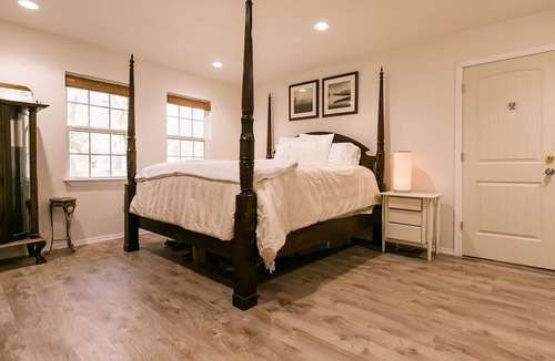 Crawford House | The C5 Ranch Guest House minutes from Magnolia and Baylor with pool and hottub
