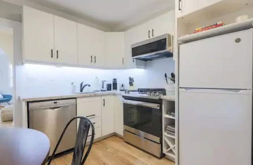 Leslieville Hotel | Casa Hotels: Modern 2BR Suite in Leslieville
