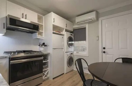 Leslieville Hotel | Casa Hotels: Modern 2BR Suite in Leslieville