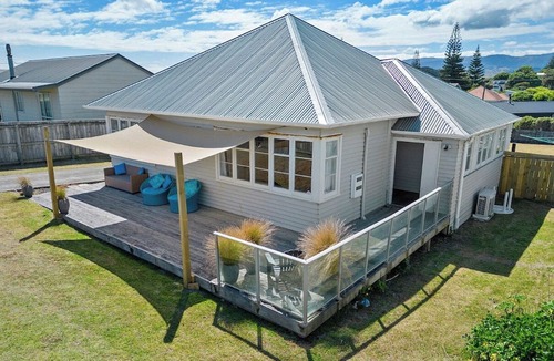 Otaki House | Ōtaki Beachfront w Campervan, Caravan or Tent options