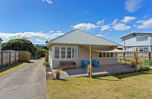 Otaki House | Ōtaki Beachfront w Campervan, Caravan or Tent options