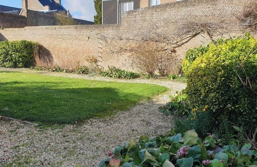 Henriville Apartment | Brown 5 stars