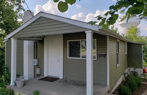 Poplar Bluff House | Charming Bungalow in lovely Poplar Bluff with WiFi