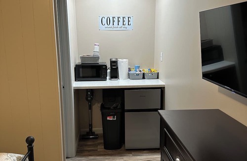 Brinkley Bed & Breakfast | Pawpaw's Cozy Comfy Studio-Unit A. Pet Friendly