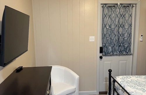 Brinkley Bed & Breakfast | Pawpaw's Cozy Comfy Studio-Unit A. Pet Friendly