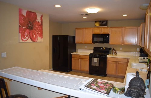 Peters House | Charming 3-bedroom 2.5bath house in Manteca with AC and WIFI with fiber optic .
