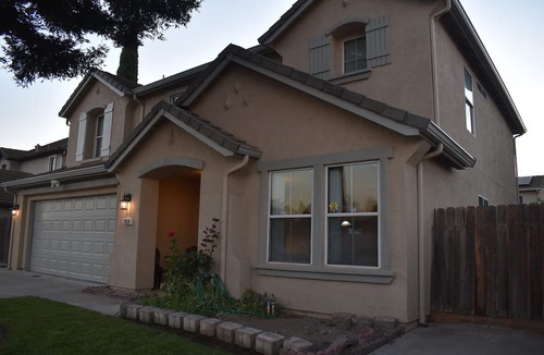 Peters House | Charming 3-bedroom 2.5bath house in Manteca with AC and WIFI with fiber optic .