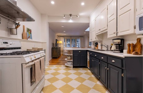 The Beaches House | Charming Detached 3-bedroom house with Private Backyard minutes from the beach