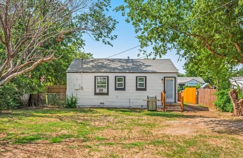 Wichita Falls House | COZY ALL-AMERICAN BUNGALOW