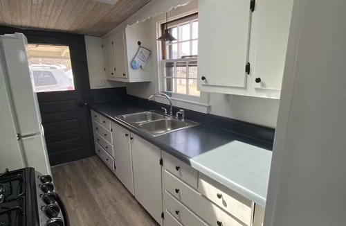 Jerusalem House | Waterfront cottage in Jerusalem