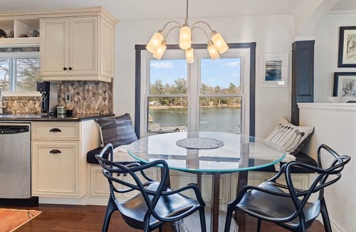Addison Cottage | Luxury Waterfront Residence in exclusive Lily Bay (seasonal discount)